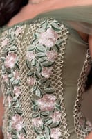 فستان اخضر بأكمام تل ومطرز بالورد