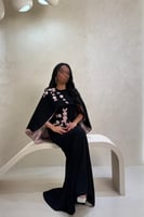 فستان أسود بطبقة علوية وتطريز وردي ناعم