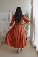 فستان ساتان بياقة مطرزة وحزام قماش أنيق