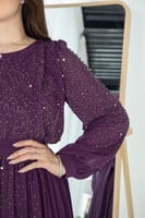 فستان طويل الموف الغامق مرصع بالفصوص اللامعة