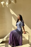 فستان بنفسجي متدرج بأكمام كشكش وتطريز ناعم