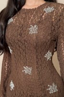 فستان بني مطرّز بتصميم أنيق من مليحة