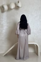 فستان موف فاتح لامع بتطريز جانبي أنيق