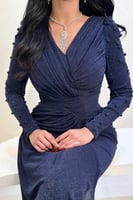 فستان كحلي لامع بتصميم لف أنيق