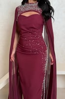 فستان سهرة عنابي مطرز بالخرز مع أكمام شيفون واسعة