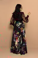 فستان أسود مشجّر بتفاصيل دانتيل وحزام ذهبي