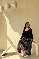 فستان بنفسجي مطرز بتفاصيل لامعة وأكمام منفوخة