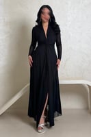 فستان أسود لامع بتصميم ضيّق وأكمام طويلة