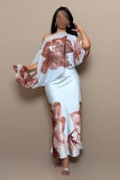 فستان سماوي بطبعات فنية مع شيفون انسيابي