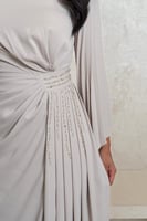 فستان بيج فاتح راقي بأكمام كسرات وتطريز كتف