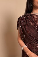 جلابية بني غامق أنيقة بتفاصيل راقية وقصة انسيابية