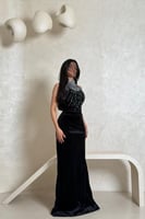 فستان مخمل أسود بتطريز كريستالات فاخرة