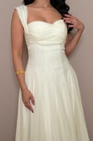 فستان اوف وايت بقصة كورسيه وانسيابية راقية من مليح...