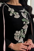 فستان أسود بتطريز زهور أنيق