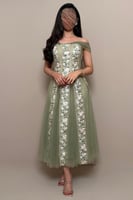 فستان اخضر بأكمام تل ومطرز بالورد