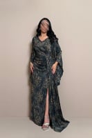 فستان طويل أنيق مستوحى من سحر الطبيعة