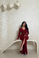 فستان أحمر بلمعة ناعمة وأكمام مطرّزة بفصوص براقة