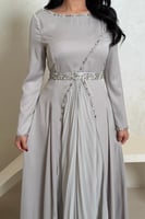 فستان رمادي فاتح بتصميم راقٍ وتفاصيل فخمة