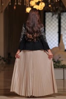 فستان اسود وبيج أنيق بتفاصيل راقية من مليحة