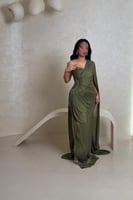 فستان زيتي غامق بكتف واحد وشيفون فاخر