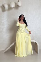 فستان أصفر بتطريز كريستالي وقماش انسيابي فخم