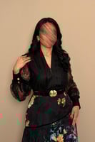 فستان أسود مشجّر بتفاصيل دانتيل وحزام ذهبي