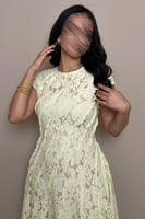 فستان اصفر أنيق بتصميم أنثوي ناعم