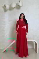 فستان أحمر مطرز بفصوص لامعة وأكمام طويلة
