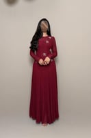 فستان عنابي مطرّز بتصميم أنيق من مليحة