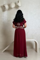 فستان سهرة عنابي مطرز بتفاصيل فضية لامعة