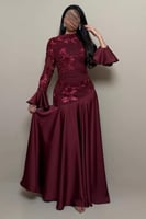 فستان عنابي فخم بتفاصيل ورد ساتان بارزة وقصة أنثوي...