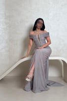 فستان رمادي موف لامع بتصميم أوف شولدر وتفاصيل فاخر...