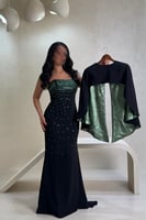 فستان أسود بتفاصيل خضراء لامعة بتصميم فاخر