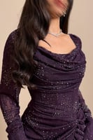 فستان بنفسجي بقصة راقية وتفاصيل جذابة