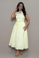 فستان أنثوي بتصميم راق يجمع بين النعومة والفخامة