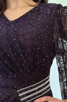 فستان بنفسجي غامق بدانتيل وترتر وأكمام واسعة