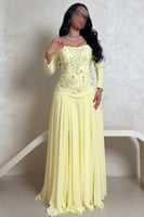 فستان أصفر بتطريز كريستالي وقماش انسيابي فخم