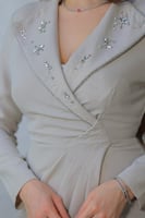 فستان أنيق بياقة مطرزة وأكمام طويلة