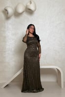 فستان زيتي مطرّز بتفاصيل براقة