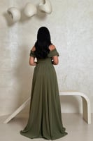 فستان زيتي مطرز بفصوص لامعة وفتحة جانبية