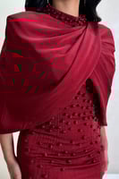 فستان أحمر مطرز بتفاصيل فاخرة مع جاكيت أنيق