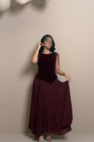 فستان سهرة خمري بتصميم أنيق ولمسة فاخرة