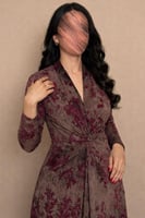 فستان بني بنقشة زهور وقصة لف أنثوية