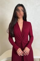 فستان سهرة عنابي بقصة لف وفتحة صدر V