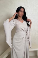 فستان بيج فاتح راقي بأكمام كسرات وتطريز كتف