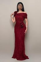 فستان سهرة دانتيل احمر بكسرات جانبية وورود بارزة