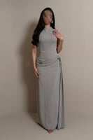 فستان رمادي بقصة مستقيمة وتفصيل جانبي ناعم