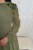 فستان زيتي طويل بتطريز ورود على الأكتاف