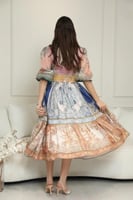 فستان ميدي بتصميم فريد من نوعه يتميز برقبة حرف V