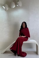 فستان أحمر مطرز بتفاصيل فاخرة مع جاكيت أنيق